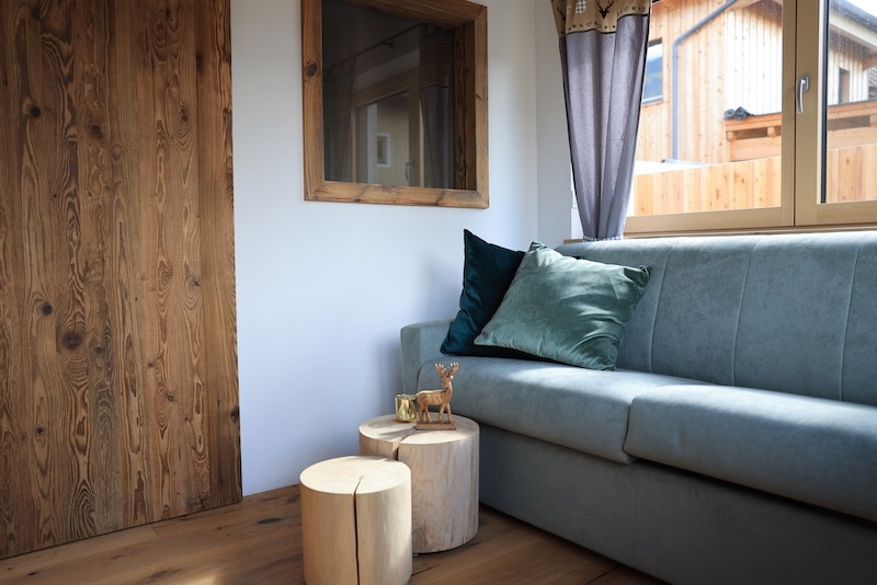 Wohnzimmer mit Couch und Schiebetüre- Ferienwohnung Zillertal