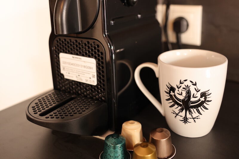 Frischer Kaffee mit einer Nespresso Maschine im Apartment