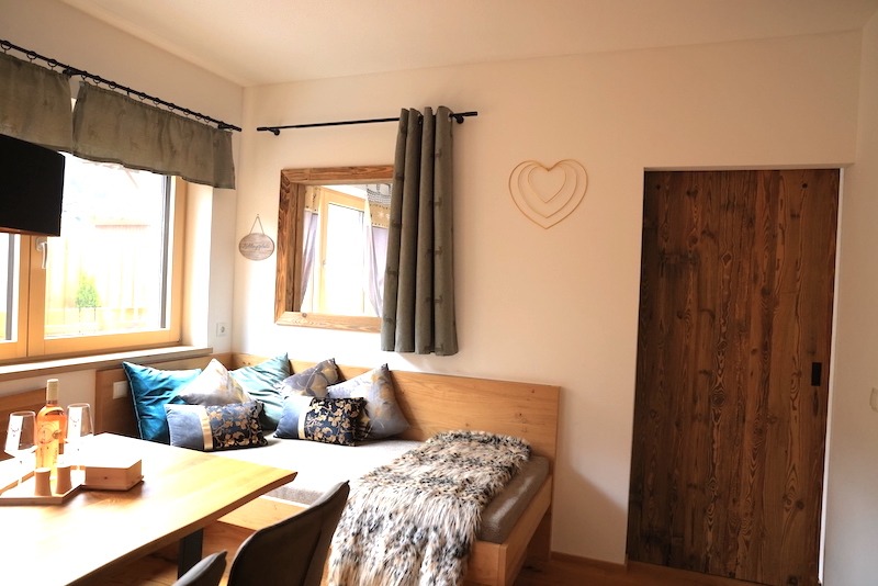 Wohnraum mit Esstisch und Tagesbett/Sofa im Apartment Veronika in Fügen im Zillertal